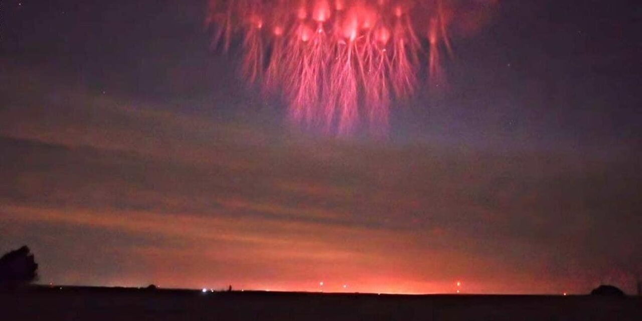 Un misterioso espectro rojo se hizo presente hace unos días en el cielo nocturno entre las ciudades fronterizas de Nogales Sonora, México y Nogales Arizona.