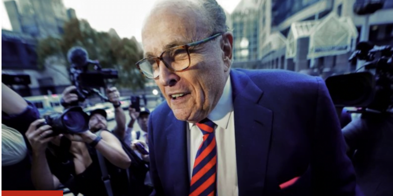 Rudy Giuliani le hizo un llamado desesperado a Trump para que pague sus cuentas legales en la reunión de Mar-a-Lago