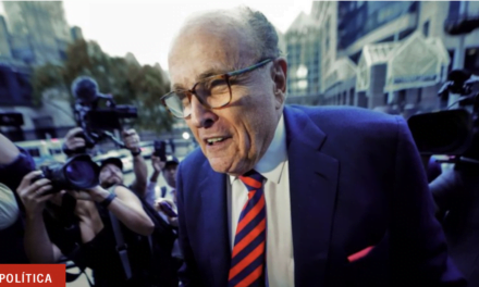 Rudy Giuliani le hizo un llamado desesperado a Trump para que pague sus cuentas legales en la reunión de Mar-a-Lago